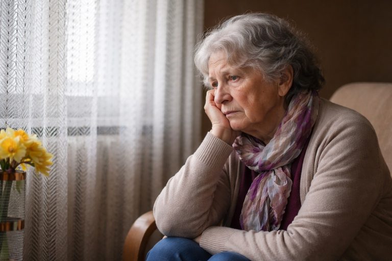 La soledad en la casa de al lado: La crisis invisible del adulto mayor