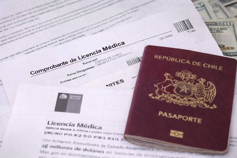 La grieta de la probidad: El costo de las licencias médicas en el extranjero