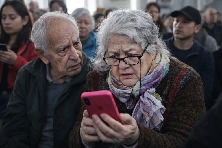 El engaño en el bolsillo: La brecha digital que expone al adulto mayor