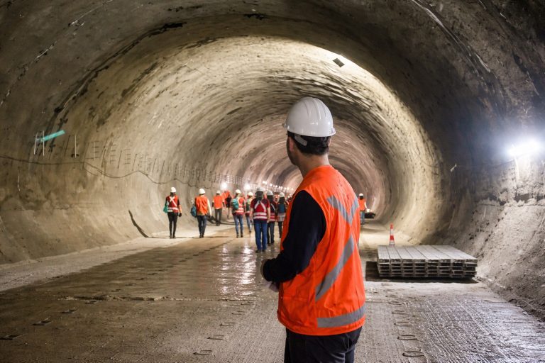 Las venas abiertas del Santiago subterráneo: Un viaje al corazón de la Línea 7